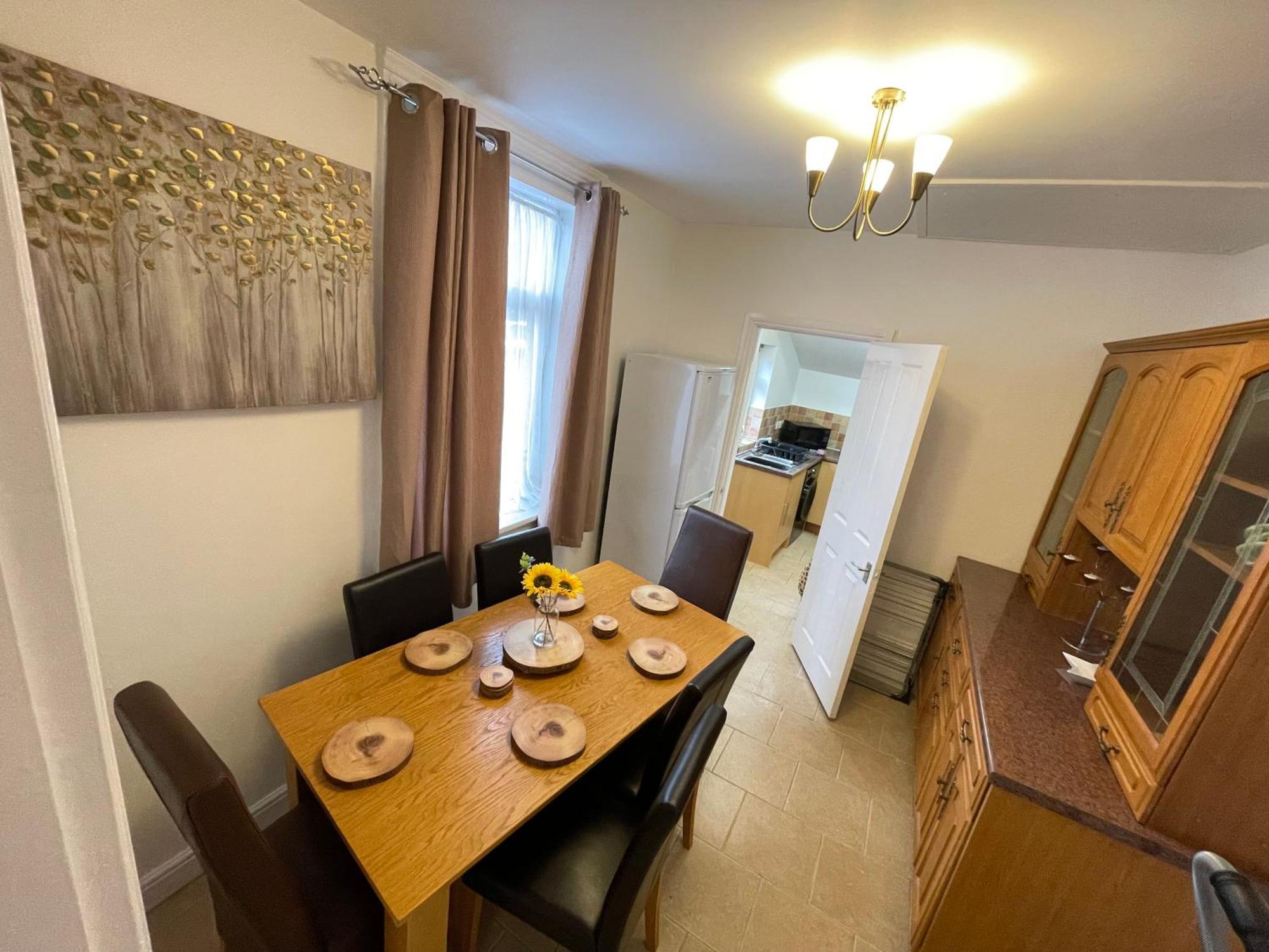 Beanies Lornestreet Four Bed House Apartment Swindon Ngoại thất bức ảnh